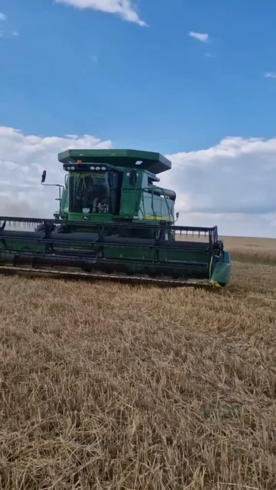 Kombajn John Deere w polu